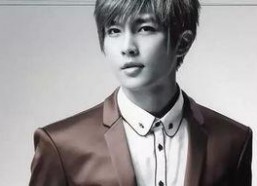 炎亚纶进娱乐圈吃瓜群众,从明星到吃瓜群众关注的焦点