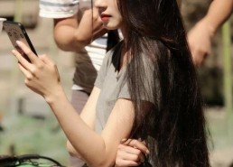 诺米走红不忘家乡小涵娱乐吃瓜,小涵娱乐吃瓜见证友谊