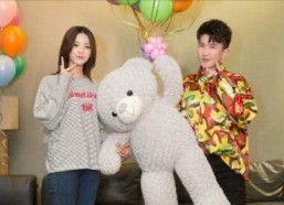 娱乐吃瓜美女背景,揭秘吃瓜美女背后的故事